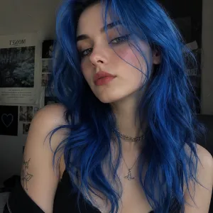 kız mavi saçlı
